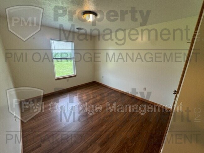 Building Photo - 107 Meadow Dr