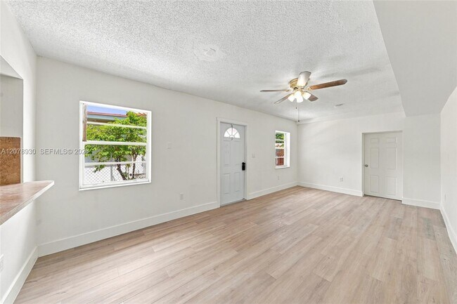 Building Photo - 402 NW 44th Ave