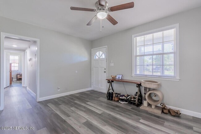 Building Photo - 1358 Hollyhock Cir