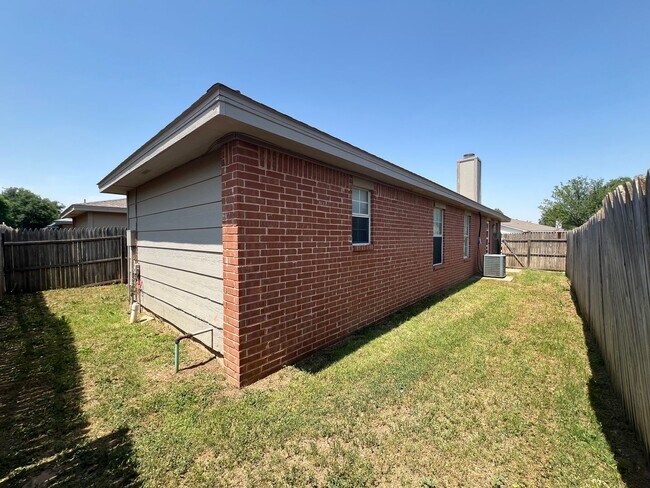 Building Photo - 3 Bedroom Duplex Located In Shadow Hills!