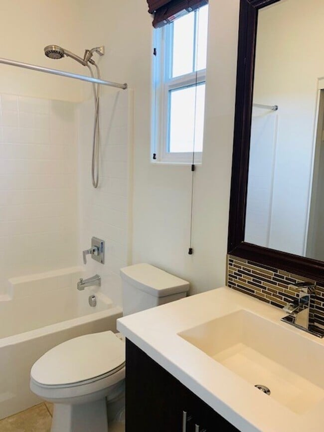 Building Photo - Beautiful & Spacious 3/3 In the Solaire Co...