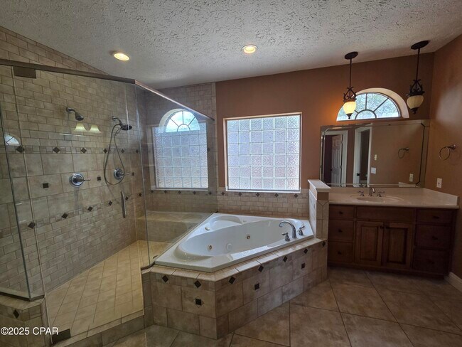 Building Photo - 3401 Hillcrest Dr
