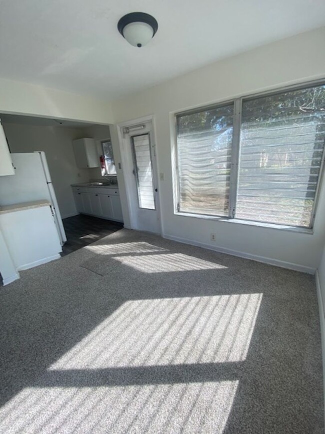 Building Photo - 2 Bed 1 Bath Home Pet Friendly With Large ...