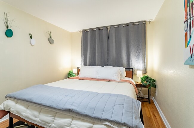 Building Photo - Spacious Updated Unit of Quadplex Availabl...