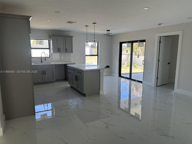 Building Photo - 712 Euston Ave S