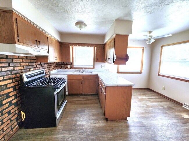 Primary Photo - DKR - 10911/10913 W Langlade St