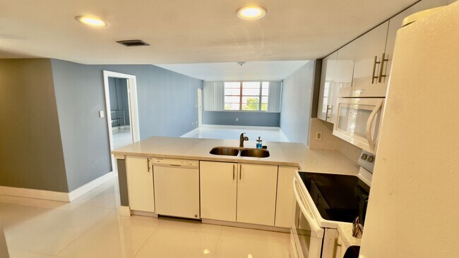 Building Photo - Spacious One Bedroom Two Bath Condo with Parking at Buckley Towers in North Miami Beach