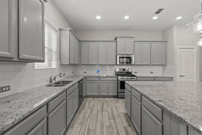 Building Photo - Come visit this beautiful home in the gate...