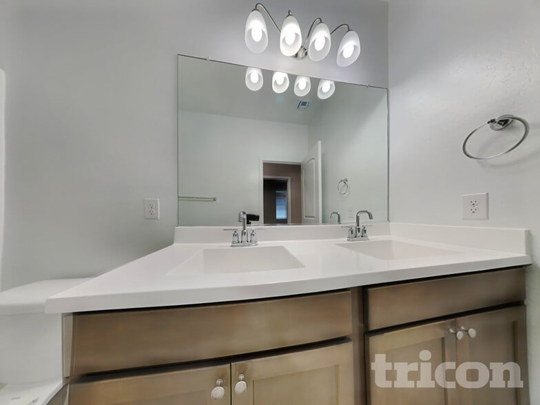 Building Photo - 30094 W Clarendon Ave