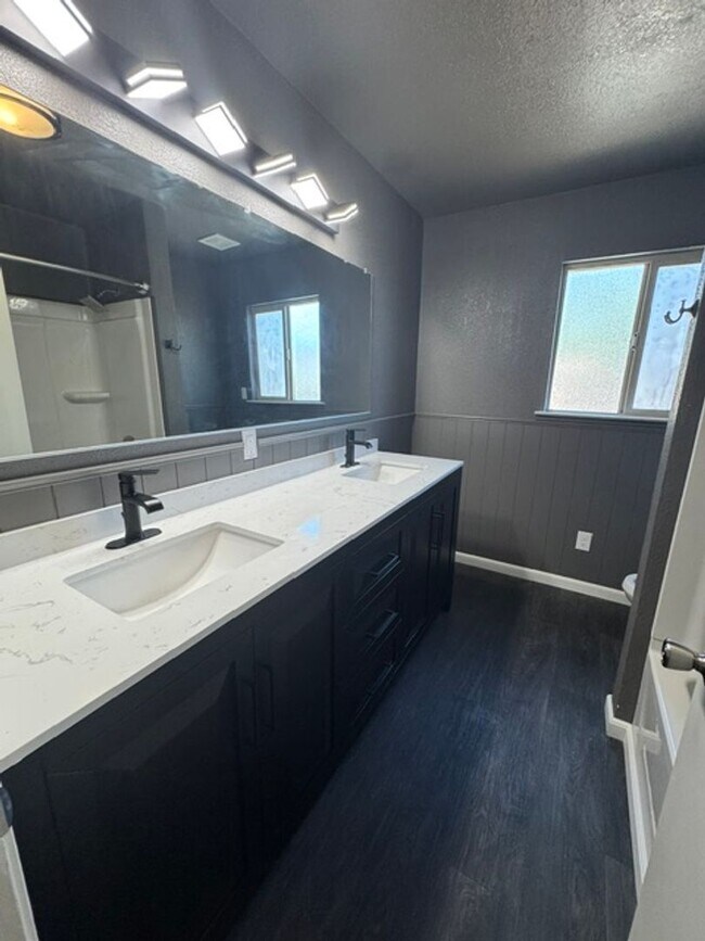 Building Photo - Beautiful 4 Bedroom 2 Bathroom Home with Solar!