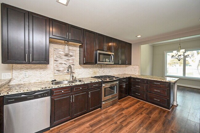 Building Photo - 414 Fox Briar Ln
