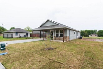 Building Photo - 400 Allen Ave