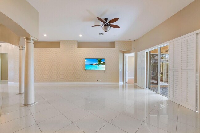 Building Photo - 12372 Cascades Pointe Dr