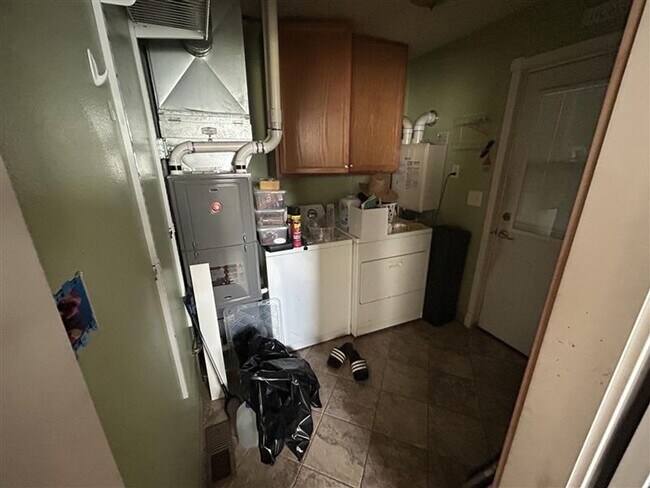 Building Photo - 211 Baker St