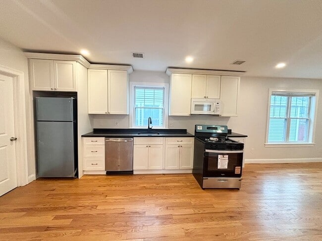 Building Photo - 156 Bow St