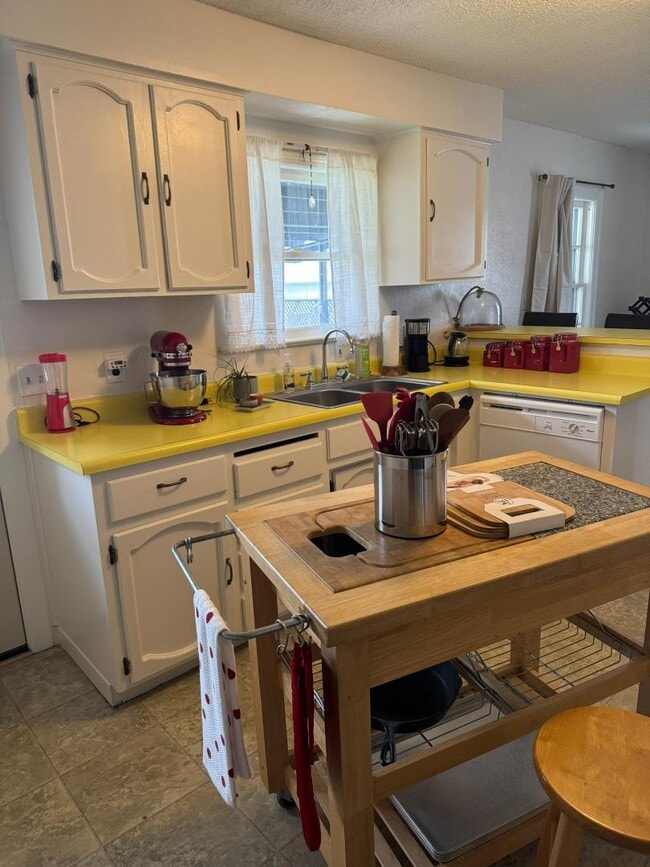 Building Photo - 406 Newtown St