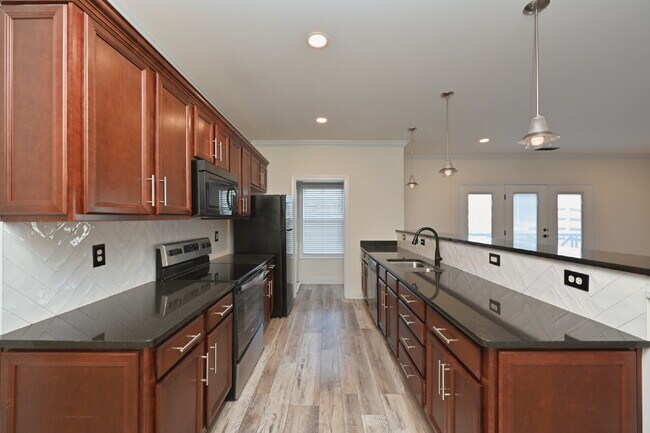 Building Photo - Spacious Germantown Gem!