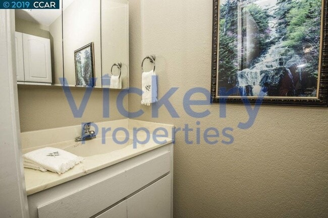 Building Photo - Beautiful 3 Bd/2.5 Ba, 1506 sf Concord tow...
