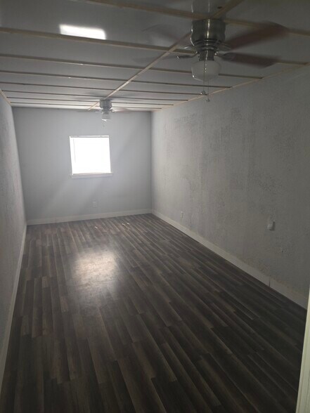 Building Photo - 303 E Amber St