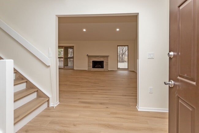 Building Photo - Spacious & Bright Broadmoor Townhome with Covered Deck!