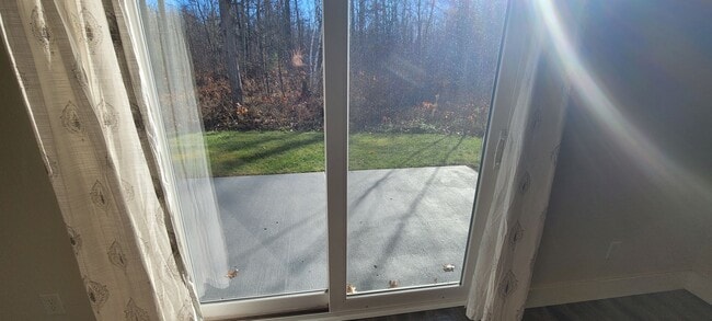 Building Photo - Three Bedroom 2.5 Bath House