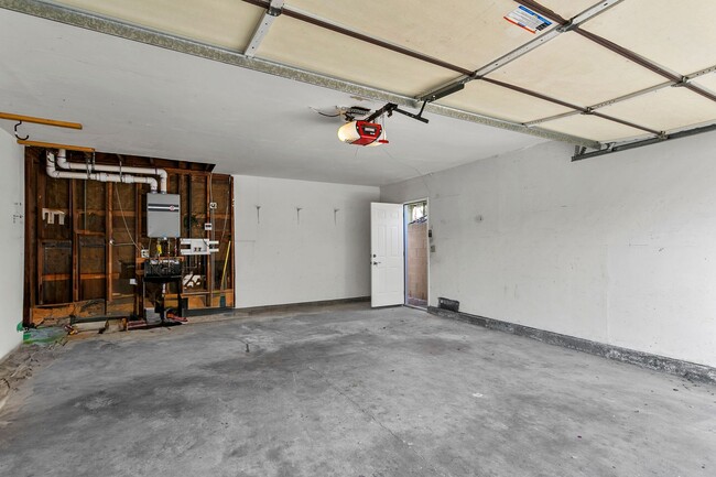 Building Photo - Remodeled End-Unit Townhouse w/ Ground Flo...