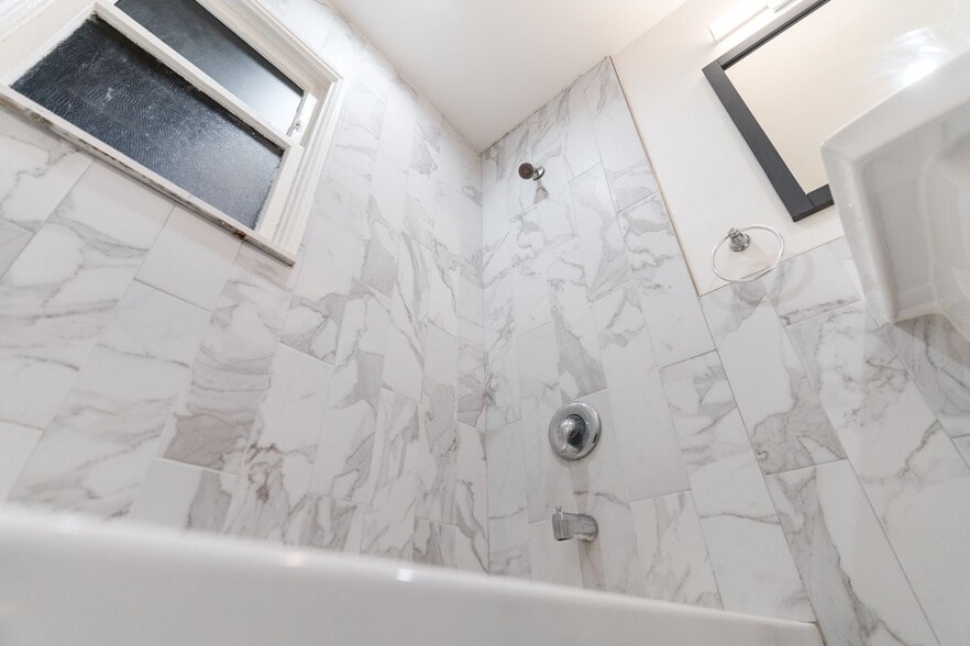 Building Photo - 2104 E Florida St