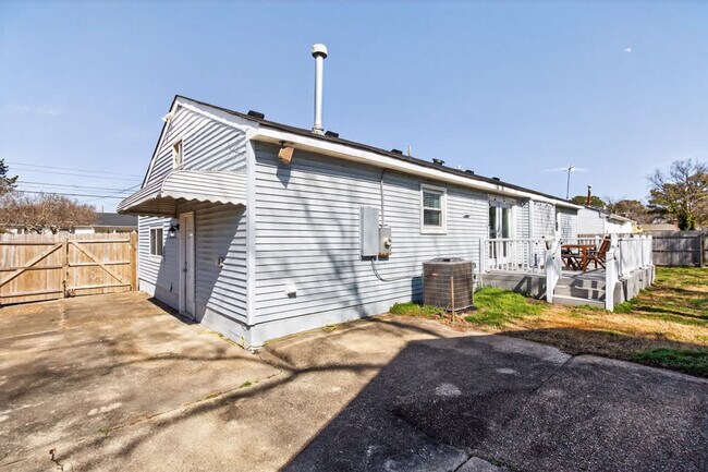 Building Photo - 1859 Branchwood St