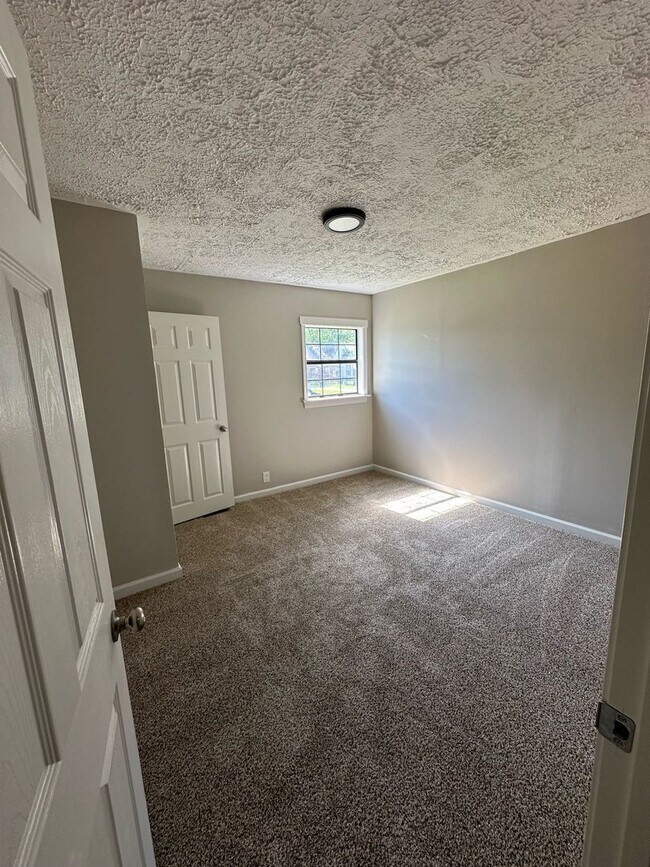 Building Photo - 314-316 Marshall Dr