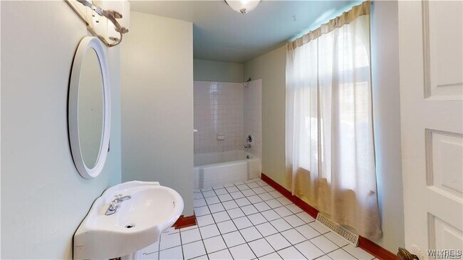 Building Photo - 558 Breckenridge St