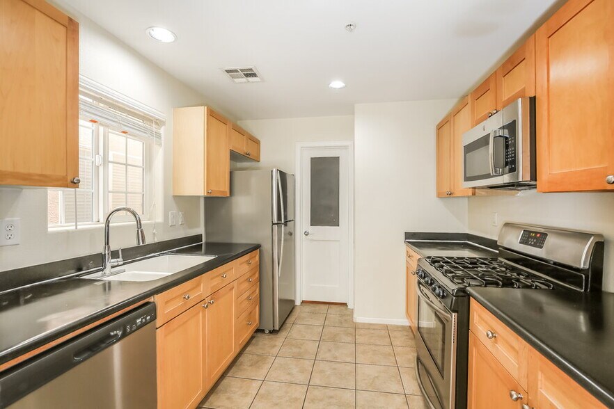 Building Photo - 7453 Showy Ct