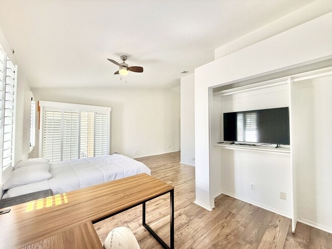 Building Photo - AVAILABLE NOW!! GORGEOUS 2 BEDROOM 2 BATHROOM Home in Palm Desert!