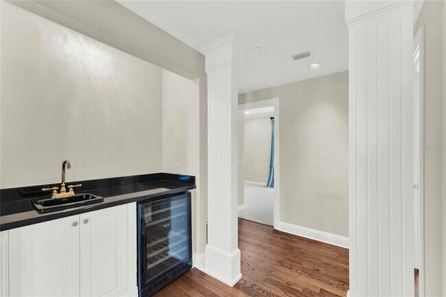 Building Photo - 200 S Interlachen Ave