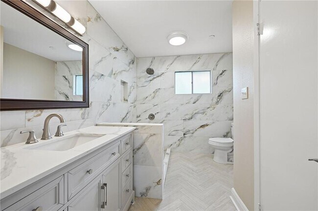 Building Photo - 1549 Eastwood Dr