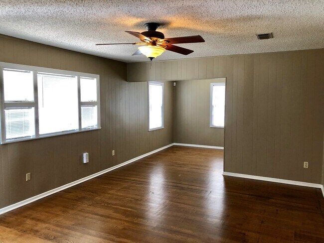 Building Photo - Charming Three Bedroom near TTU - July 2025!