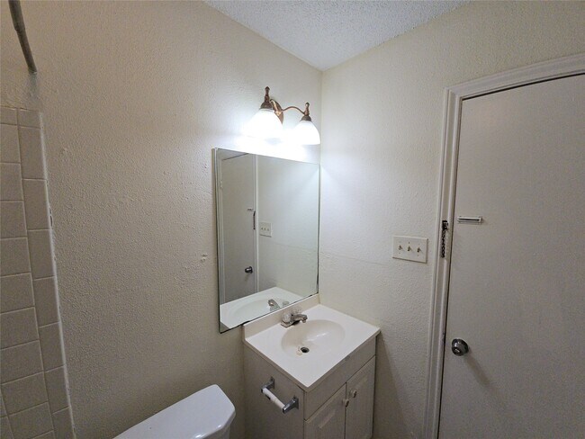 Building Photo - 1307 Brenda Ln