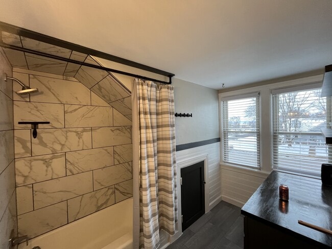 Building Photo - 1106 E 3rd St