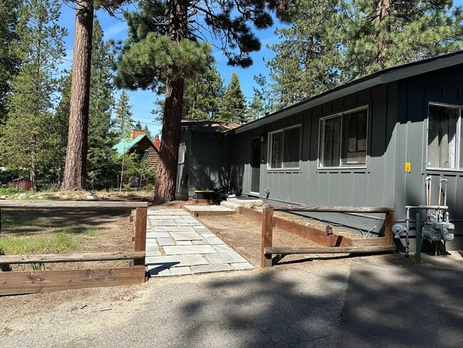 Building Photo - Lovely newly renovated 3Bd home available for a seasonal lease (3-6 months)! Call today to inquire!