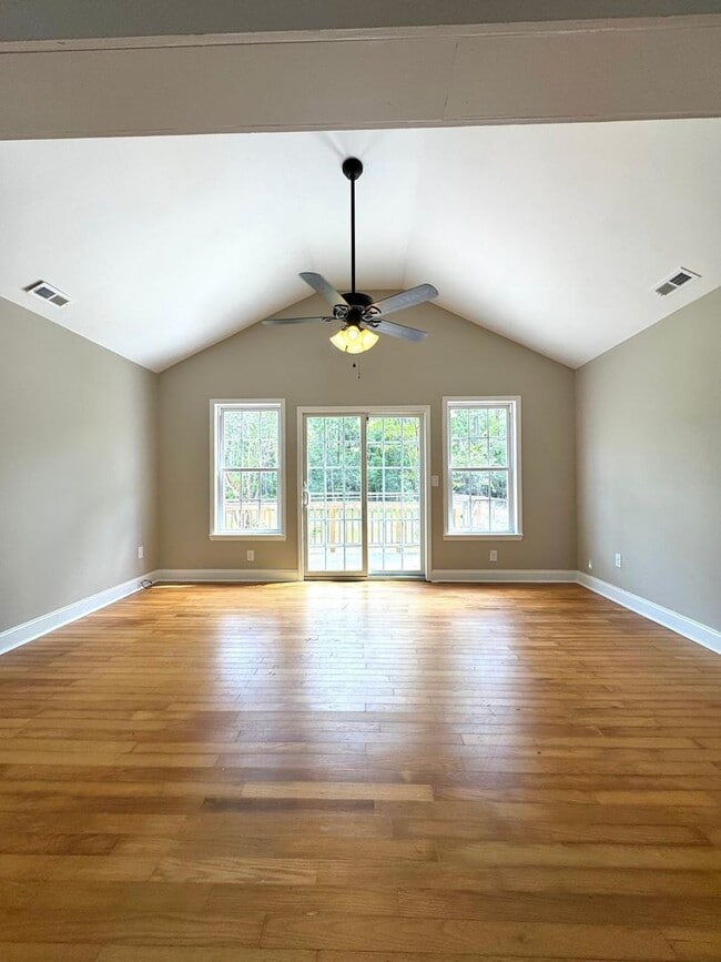 Building Photo - A must see country home 15 minutes to the ...