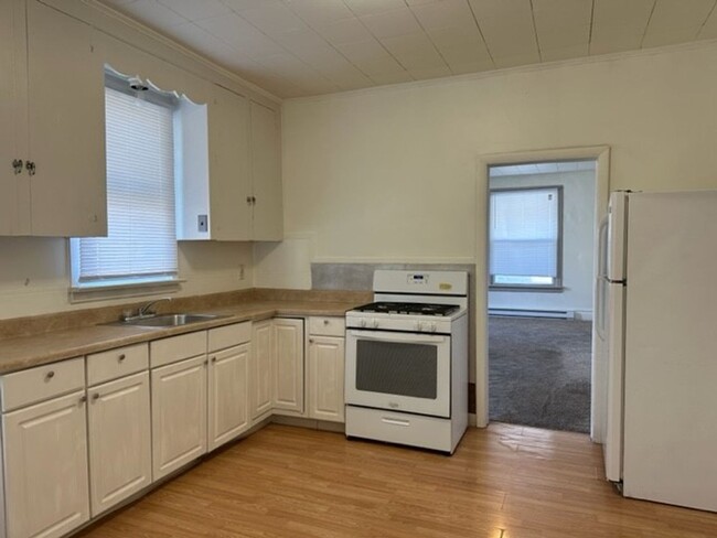 Building Photo - Welcome to this 1st floor cozy 1-bedroom, ...