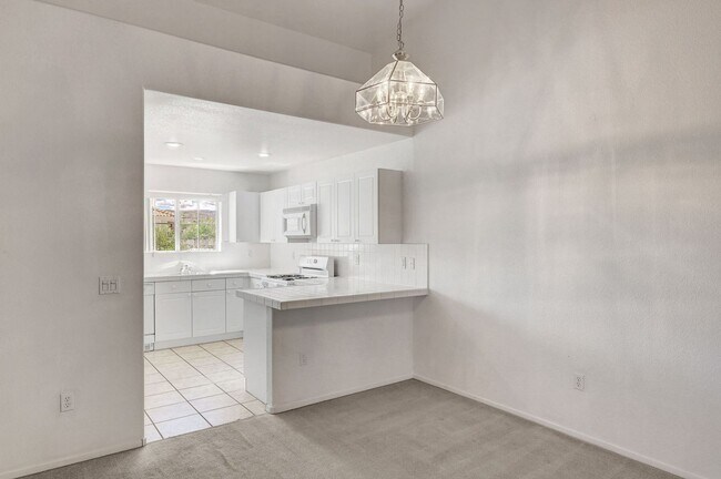 Building Photo - Great 2 bedroom 2 bathroom condo in gated community in Summerlin!