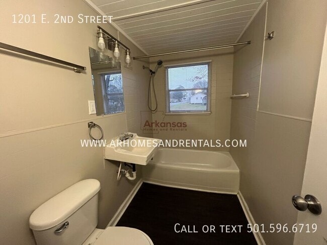 Building Photo - 1201 E 2nd St