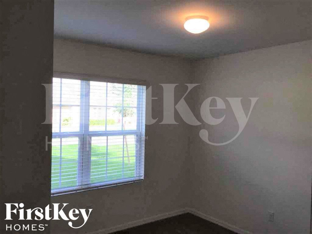 Building Photo - 411 SE 24th St