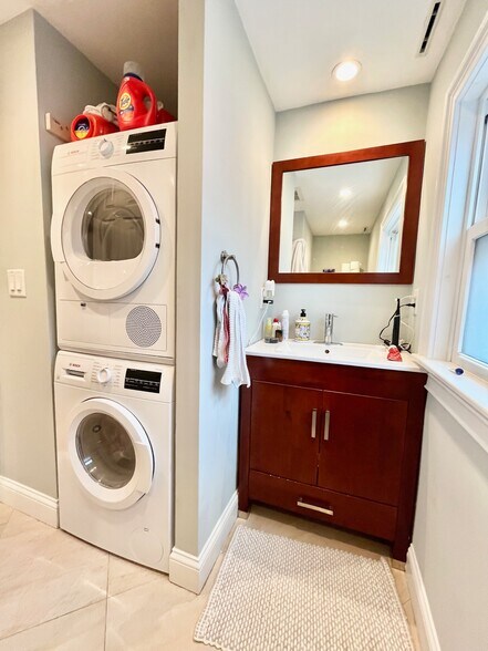 Building Photo - 180 Hillside St