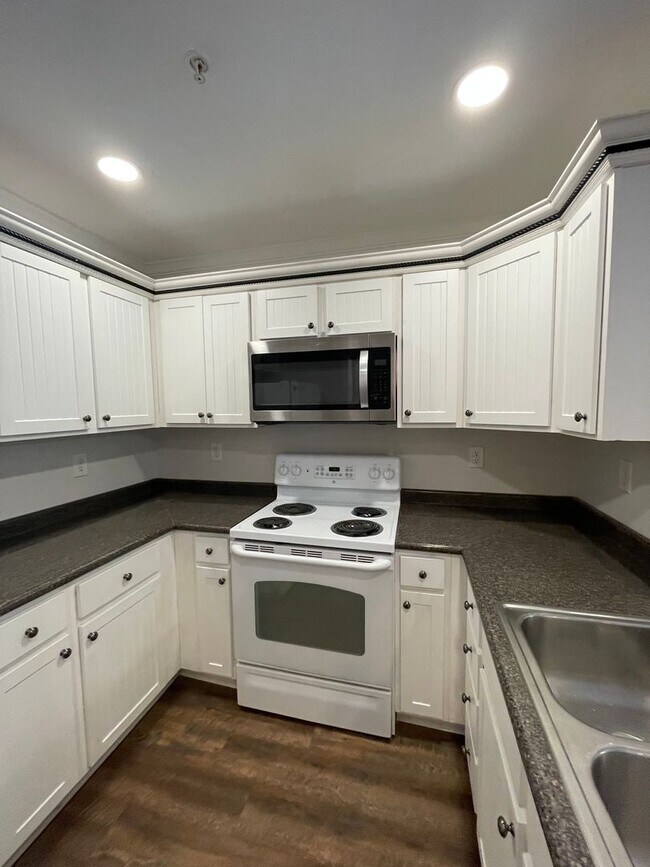 Building Photo - Three Bedroom Townhouse Available!