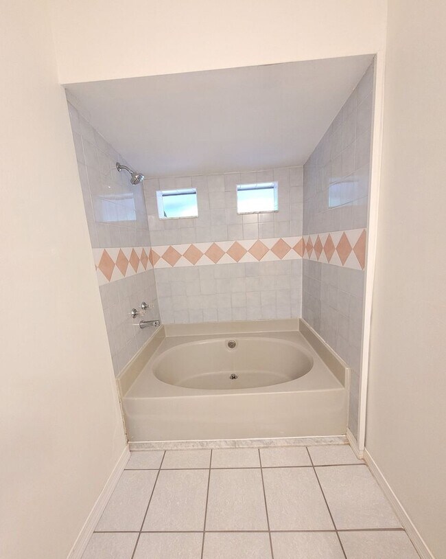 Building Photo - 1112 Polk Ave