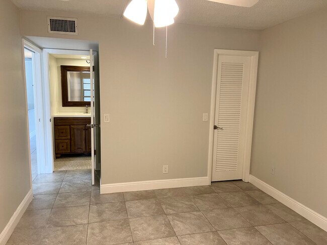 Building Photo - 150 Burgandy Way