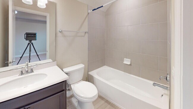 Building Photo - "Spacious 5-Bedroom Retreat in Jacksonville - 2,623 Sq Ft of Comfort!"