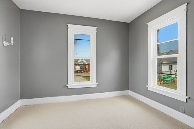 Building Photo - 1405 7th Ave