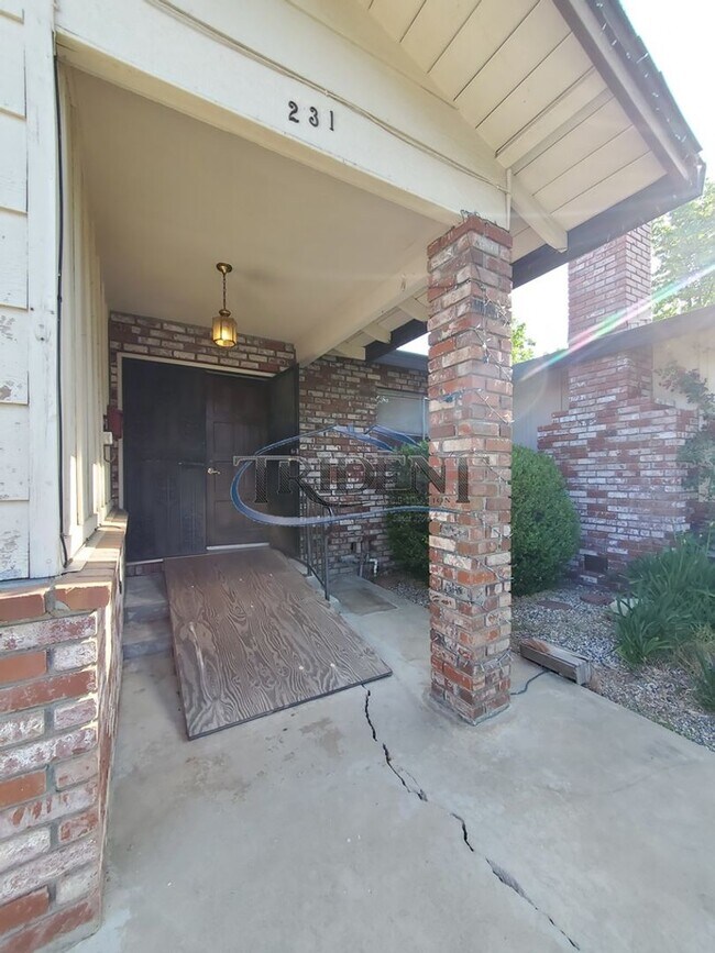 Building Photo - (2526m) 231 E. 18th St/ 1806 Sampson
